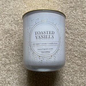 Holiday Festive Candle Bellevue Luxury Fragrant Candle 12 oz Toasted Vanilla NEW